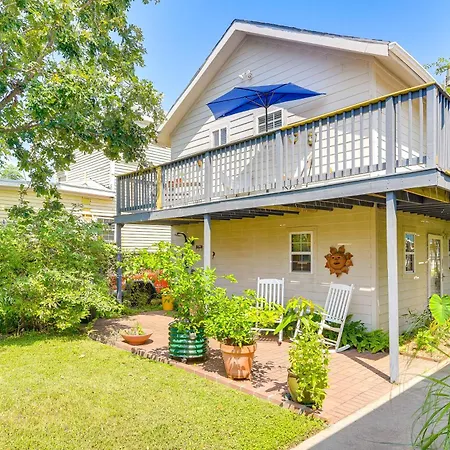 Cozy Galveston Apartment With Private Beach Pass!